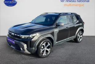 Dacia Duster noir vue 3/4 avant droit, avec jantes alu et barres de toit visibles sur fond neutre.