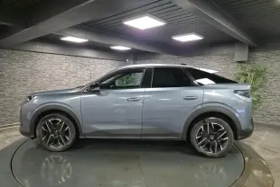Peugeot 3008 bleu en vue profil côté gauche, avec jantes alliage noires et toit noir brillant.