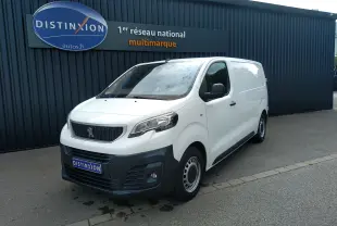 Fourgon Peugeot Expert blanc uni vu en 3/4 avant droit, avec pare-chocs noir et jantes tôles simples.