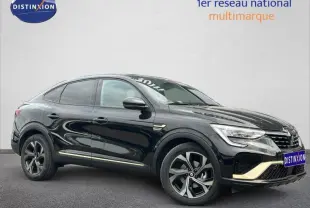 Renault Arkana noir métal en 3/4 avant droit, SUV hybride avec jantes alliage et phares LED distinctifs.
