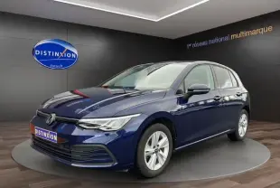 Volkswagen Golf VIII bleu vue 3/4 avant droit en intérieur, avec jantes alliage et calandre moderne lumineuse.