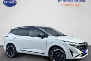 Nissan Qashqai e-POWER 190ch N-Design blanc en 3/4 avant droit avec toit noir et jantes noires distinctives.