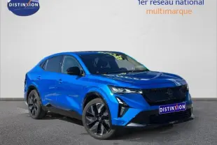 Vue 3/4 avant du Renault Rafale 1.2 E-Tech bleu sommet métallisé avec jantes noires et calandre noire distinctive.