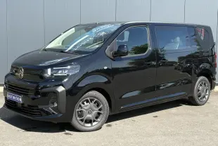 Vue 3/4 avant droite du Citroën Jumpy noir Perla avec jantes tôle noires et porte latérale coulissante visible.