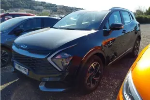 KIA Sportage noir 2022 vue 3/4 avant droit, SUV compact avec calandre distinctive et jantes alliage noires.