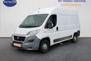 Vue 3/4 avant droit d’un fourgon FIAT Ducato blanc avec pare-chocs noirs et plaque orange "OCCASION".
