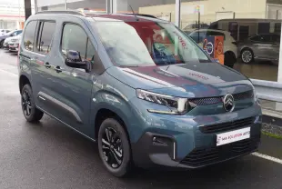 Vue 3/4 avant gauche d'un Citroën Berlingo bleu Kiarma avec jantes noires et calandre distinctive.