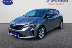 Renault Clio gris schiste métal en 3/4 avant droit, avec calandre moderne et feux LED distinctifs.