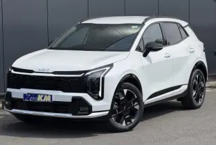 KIA SPORTAGE blanc en 3/4 avant droit, avec calandre noire et jantes alliage 19 pouces distinctives.