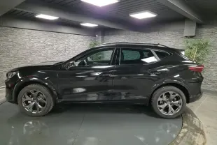 Vue de profil côté gauche du CUPRA Formentor noir 2025, avec jantes alliage et lignes dynamiques visibles.