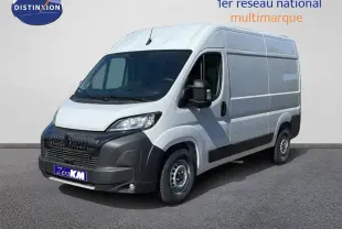 Peugeot Boxer Fourgon blanc banquise vu en 3/4 avant droit, avec pare-chocs noir et grande surface latérale lisse.