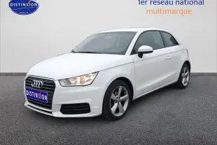 Audi A1 blanc vue 3/4 avant droit avec jantes alu et phares allumés sur fond neutre.