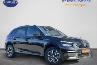 SKODA KAMIQ noir en 3/4 avant droit, mettant en valeur la calandre chromée et les jantes alliage distinctives.