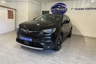 Opel Grandland X noir métal en 3/4 avant droit, SUV hybride avec jantes noires et calandre chromée showroom