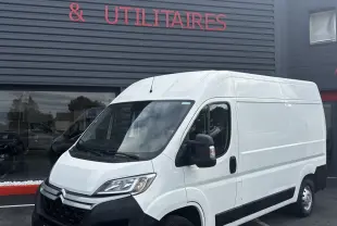 Fourgon Citroën Jumper blanc vu en 3/4 avant droit, avec pare-chocs noirs et rétroviseurs électriques noirs.