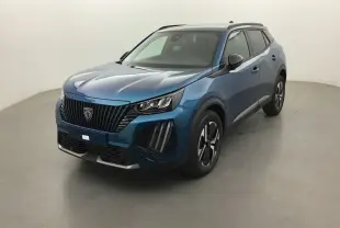 Peugeot 2008 Hybrid 145 Allure en bleu obsession, vue 3/4 avant droit avec calandre noire distinctive et jantes stylisées.