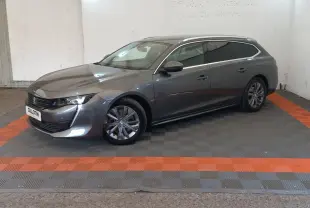 Peugeot 508 Hybrid gris foncé vue de profil côté gauche, avec jantes alliage et toit chromé dans un garage.