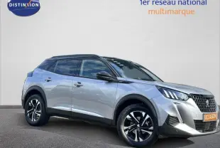 Peugeot 2008 gris Artense vue 3/4 avant droit avec jantes alu et toit noir contrasté.