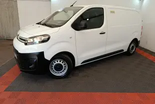 Vue 3/4 avant gauche d’un utilitaire Citroën Jumpy blanc avec pare-chocs noir et jantes acier en intérieur.