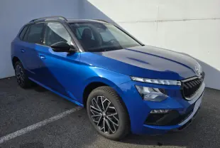 Vue 3/4 avant gauche d'un Skoda Kamiq bleu racing avec toit noir et jantes alliage 17 pouces.