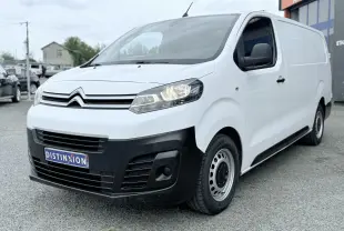 Vue 3/4 avant droit d’un utilitaire Citroën Jumpy blanc avec pare-chocs noir et jantes acier.