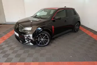 Renault R5 Iconic 2024 vue 3/4 avant côté gauche, carrosserie noire avec toit et détails rouges, jantes noires stylées.