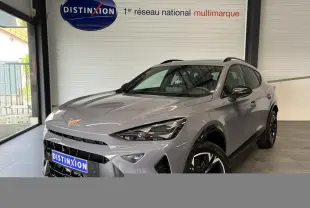 Vue 3/4 avant droite du CUPRA Formentor gris clair 2025 avec jantes alliage et logo CUPRA cuivré sur le capot.