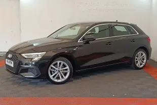 Audi A3 35 TFSI 150 Business Line noire vue de profil côté gauche dans un intérieur lumineux avec jantes alliage.