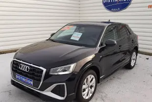Audi Q2 noir mito metal vue 3/4 avant droit, avec calandre S-Line et jantes alliage 17 pouces visibles.