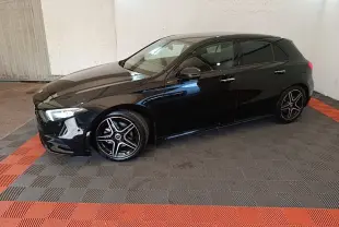 Mercedes Classe A 200 AMG Line noire vue de profil côté gauche, avec jantes alliage et vitres teintées.