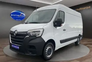 Image indiquant l'arrivée prochaine d'un véhicule Renault Master blanc, vue de profil sans photo réelle du véhicule.