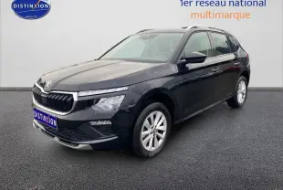 SKODA KAMIQ noir vue 3/4 avant droit avec calandre chromée et jantes alu sur fond neutre.