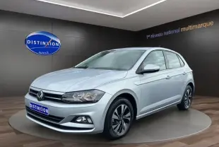 Volkswagen Polo VI Lounge Business gris vue 3/4 avant droit en showroom avec jantes alliage et calandre noire.