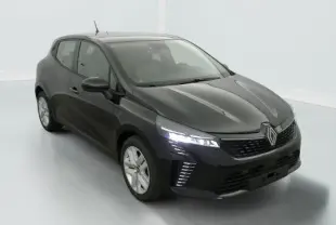 Renault Clio V SCE 65CH Evolution noir étoile vue 3/4 avant avec phares LED allumés dans un studio blanc.