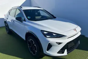 Vue 3/4 avant droite d'un CUPRA Formentor blanc 2025 avec phares LED et jantes noires distinctives.