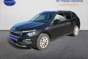 Vue 3/4 avant d'un Skoda Kamiq noir 2025 avec calandre chromée et jantes alu visibles.