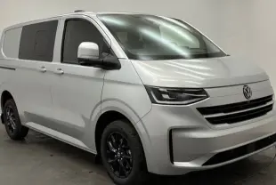 Vue 3/4 avant droit du Volkswagen Transporter ProCab gris clair avec jantes noires et phares LED.