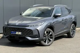 MG Motor EHS 1.5 Hybrid+ 224 Luxury gris métallisé en 3/4 avant droit avec jantes alliage 19 pouces.