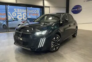 Peugeot 208 noir métallisé vue 3/4 avant droit avec feux LED et jantes alliage bi-tons en showroom.