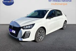 Vue 3/4 avant droite d'une Peugeot 208 électrique blanche Banquise avec calandre noire et jantes spécifiques.