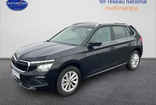 Vue 3/4 avant d'un Skoda Kamiq noir 2025 avec calandre chromée et jantes alu sur sol gris.