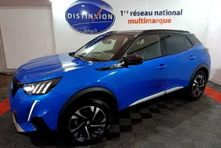 Peugeot 2008 BlueHDi 130 GT bleu en 3/4 avant droit, toit noir et jantes alliage distinctives.