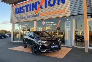 DS3 Crossback noir métal en 3/4 avant droit, avec calandre hexagonale et jantes noires devant un showroom Distinxion.