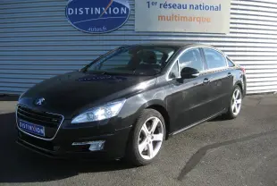 Peugeot 508 2.2 HDI GT noire vue en 3/4 avant droit, avec jantes alliage et phares LED allumés.