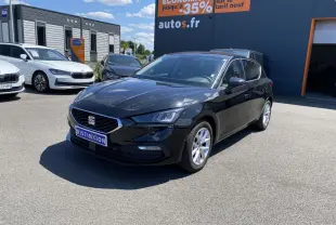 SEAT Leon 2.0 TDI 150 DSG 7 Style noir Midnight vue 3/4 avant droit sur parking extérieur.