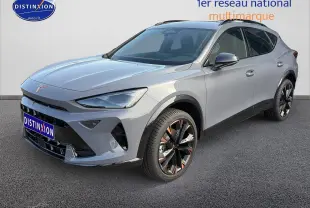 Vue 3/4 avant droite d'un CUPRA Formentor gris graphene avec jantes noires et détails cuivrés.