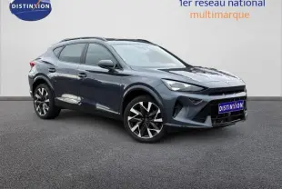 Vue 3/4 avant droite d'un CUPRA Formentor 1.5 eTSI Hybrid 2025 en gris magnétique mat avec jantes noires et argentées.