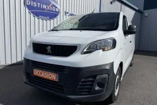 Vue 3/4 avant droite d’un Peugeot Expert FGN blanc de 2017 avec pare-chocs noir et plaque "OCCASION" orange.