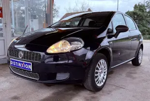 Fiat Punto noire vue en 3/4 avant droit avec phare avant allumé et jantes argentées.