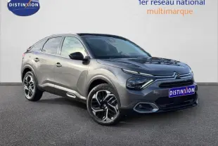 Citroën C4 gris 2024 en 3/4 avant droit, avec jantes noires et détails modernes sur la calandre et les phares.